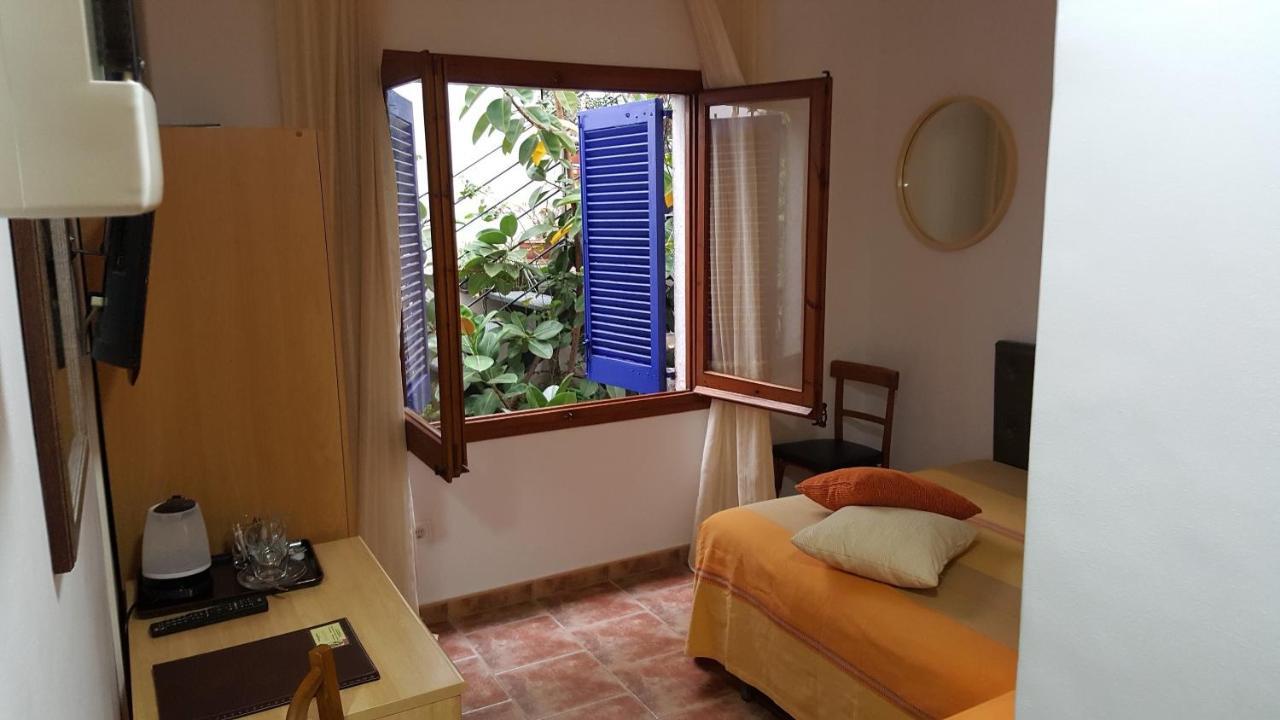 פלאמוס Hostal Residencia Catalina מראה חיצוני תמונה