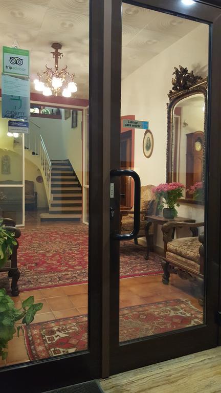 פלאמוס Hostal Residencia Catalina מראה חיצוני תמונה