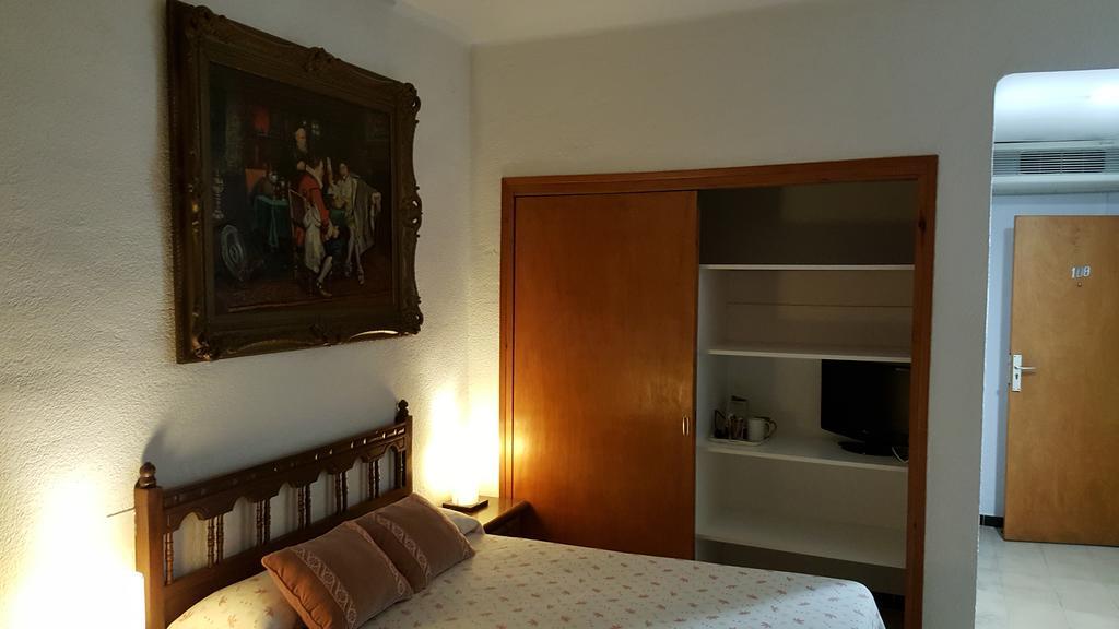 פלאמוס Hostal Residencia Catalina מראה חיצוני תמונה