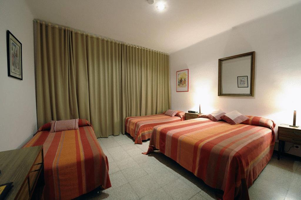 פלאמוס Hostal Residencia Catalina מראה חיצוני תמונה