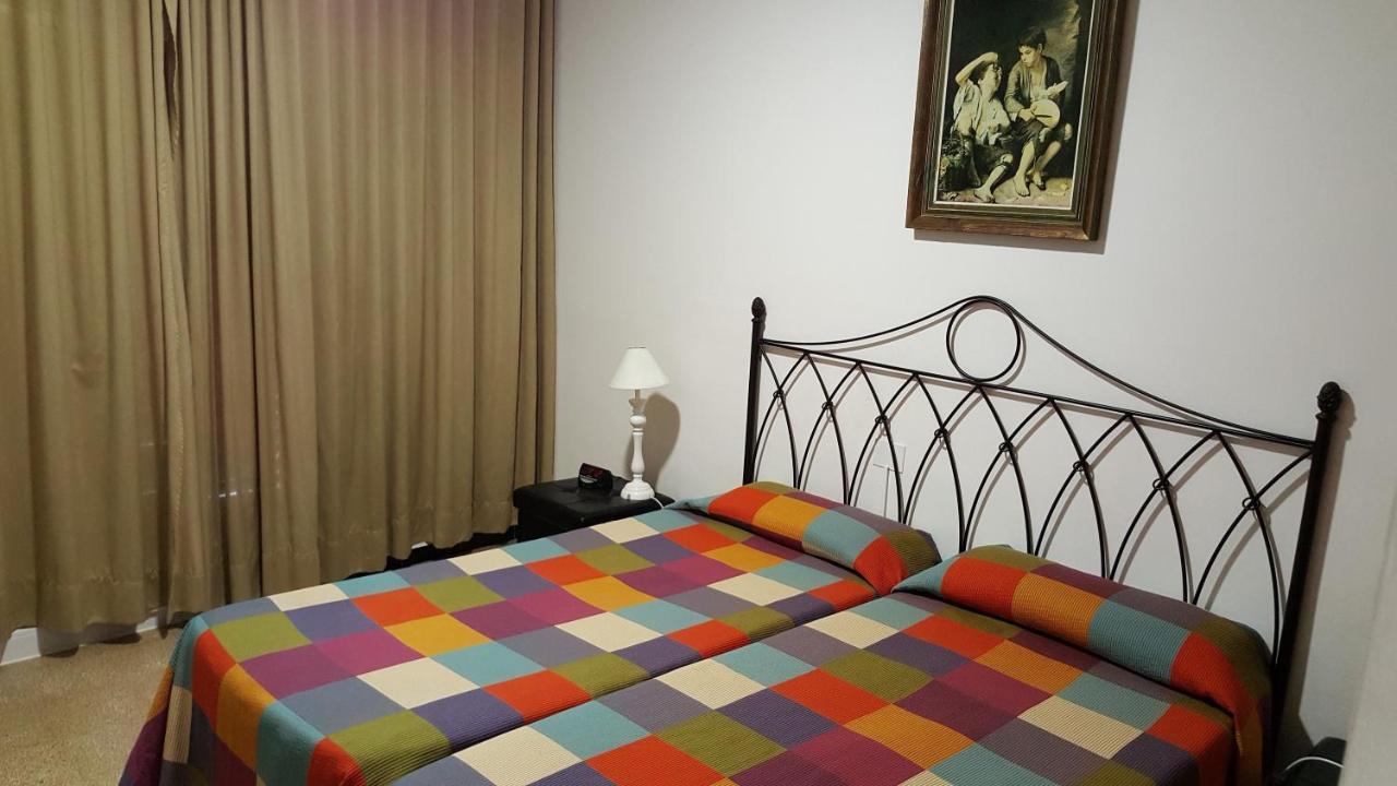 פלאמוס Hostal Residencia Catalina מראה חיצוני תמונה